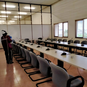 Penyemprotan Disinfektan di Area Kantor