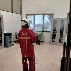 Penyemprotan Disinfektan di Area Kantor