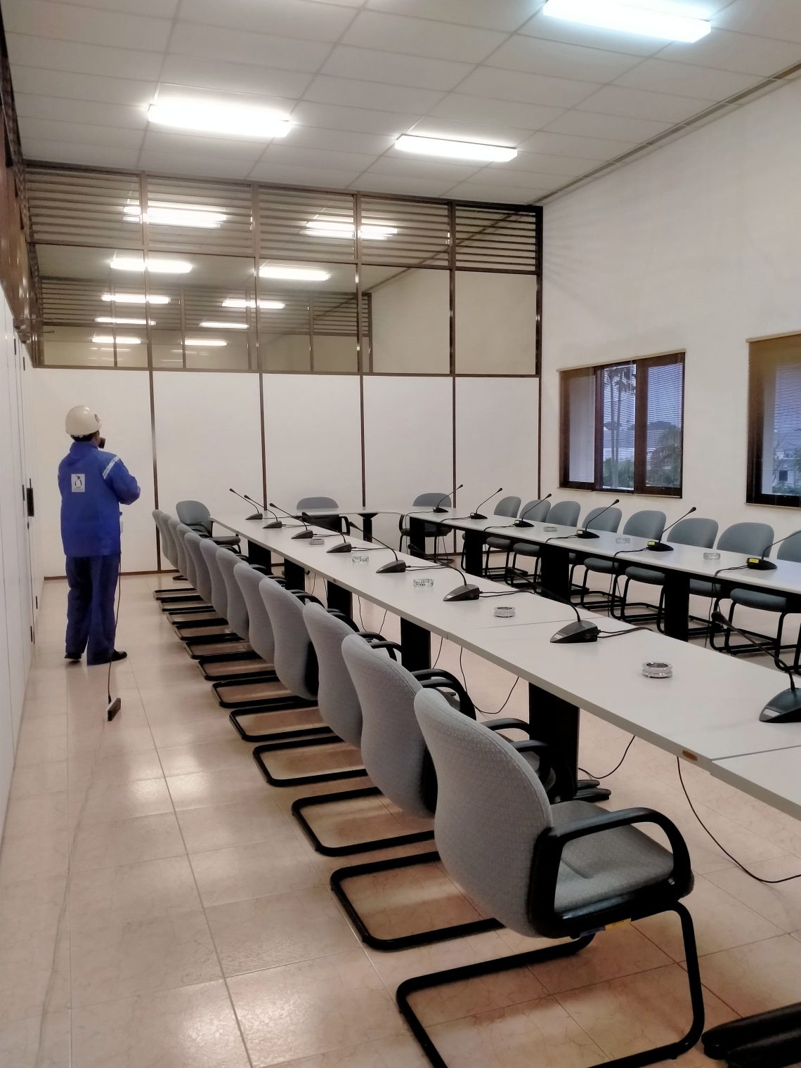 Penyemprotan Disinfektan di Area Kantor