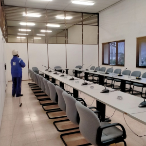 Penyemprotan Disinfektan di Area Kantor